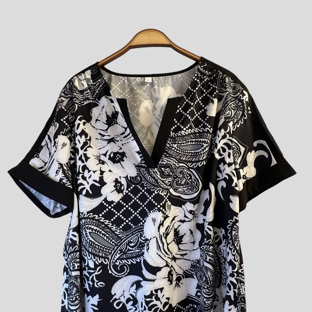 Women’s Top 2XL Black White Floral Paisley Split Neck - Picture 5 of 15